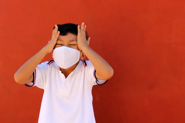 Niño Latino Con Máscara Camisa Uniforme Escolar Está Feliz Volver —  Fotos de Stock