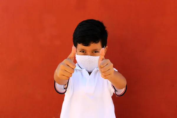 Menino Latino Com Máscara Camisa Uniforme Escolar Está Feliz Voltar — Fotografia de Stock