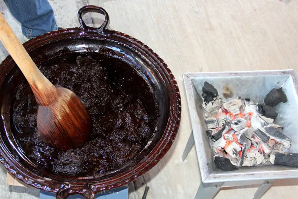 制作红痣 这是一种典型的墨西哥菜 用一个巨大的木制勺子放在一个有各种配料的火炉的炉火上 — 图库照片
