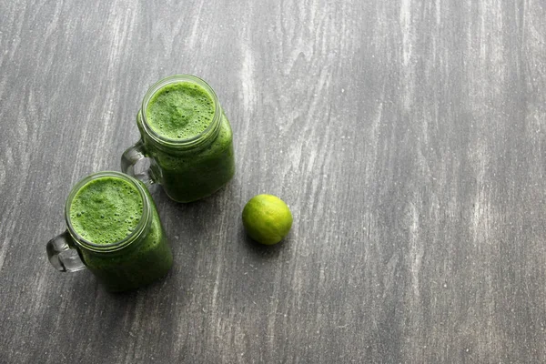 Jugo Verde Servido Frasco Albañil Con Verduras Como Pepino Acelga —  Fotos de Stock