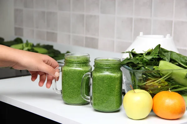 Groene Sap Geserveerd Een Pot Metselaar Met Groenten Zoals Komkommer — Stockfoto