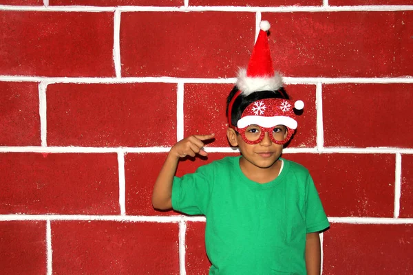 Piccolo Ragazzo Latino Con Cappello Occhiali Natale Felice Entusiasta Arrivo — Foto Stock