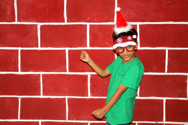 Маленький Латиноамериканец Рождественской Шляпе Очках Счастлив Взволнован Приходом Декабря Рождества — стоковое фото