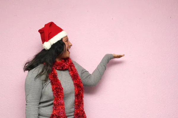Test Pozitív Latin Fiatal Karácsonyi Kalap Mutatja Boldogságát Lelkesedését Érkezése — Stock Fotó