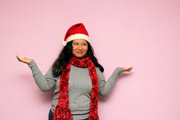 Test Pozitív Latin Fiatal Karácsonyi Kalap Mutatja Boldogságát Lelkesedését Érkezése — Stock Fotó