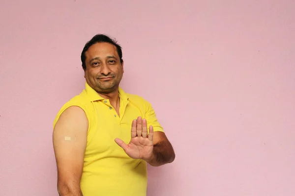 Latino Mature Adult Man Shows His Arm Recently Vaccinated Band — Stock Photo, Image