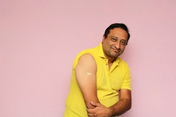 Latino Mature Adult Man Shows His Arm Recently Vaccinated Band — Stock Photo, Image