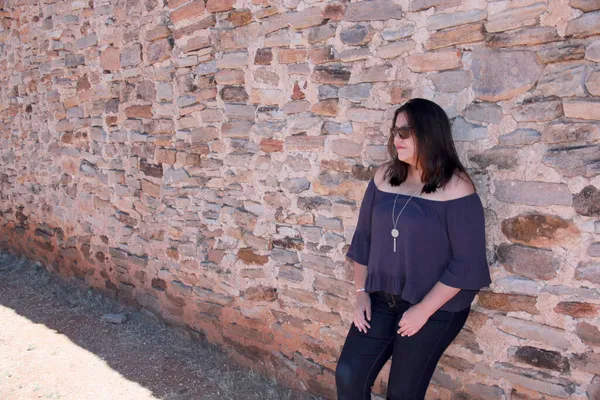 Güneş Gözlüğü Taş Duvar Arkası Olan Latin Yetişkin Kadın Güneşli — Stok fotoğraf