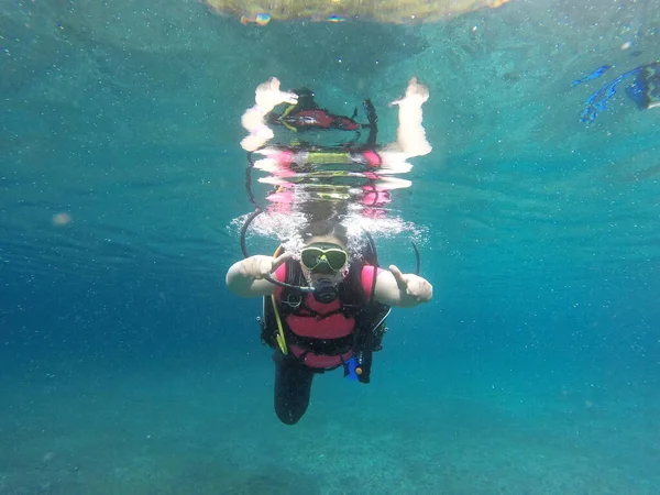 Mulher Mergulha Nas Profundezas Água Com Tanque Oxigênio Óculos Desfrutar — Fotografia de Stock