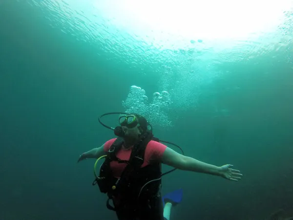 Mulher Mergulha Nas Profundezas Água Com Tanque Oxigênio Óculos Desfrutar — Fotografia de Stock