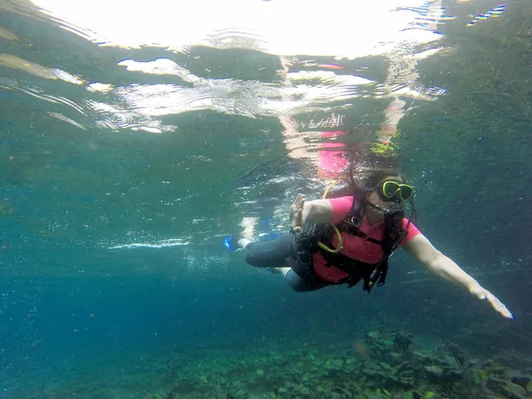 Vrouw Duikt Diepten Van Het Water Met Zuurstoftank Brillen Genieten — Stockfoto