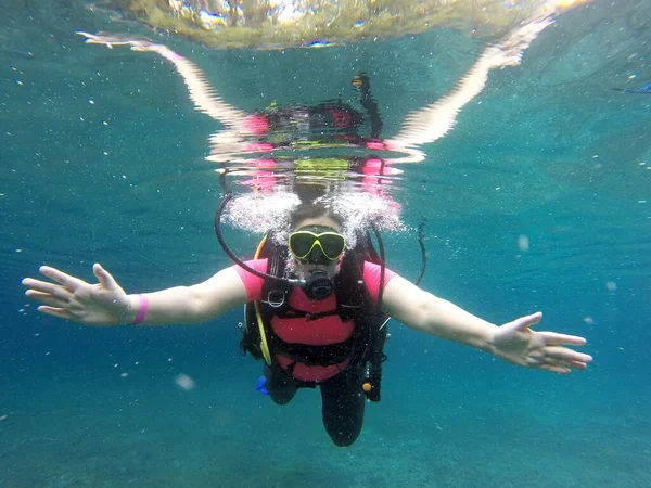 Frau Taucht Mit Sauerstofftank Die Tiefe Des Wassers Brille Erfreut — Stockfoto