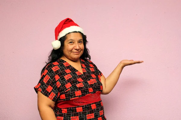 Vücut Pozitifliği Olan Latin Yetişkin Kadın Noel Şapkası Takıyor Aralık — Stok fotoğraf