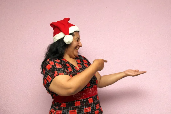 Test Pozitív Latin Felnőtt Visel Karácsonyi Kalap Bemutatja Lelkesedését Érkezés — Stock Fotó