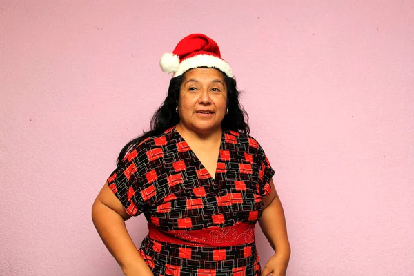 Körperlich Positive Latina Erwachsene Frau Trägt Weihnachtsmütze Und Zeigt Ihre — Stockfoto