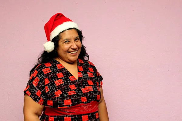 긍정적 여성들은 크리스마스 모자를 크리스마스에 열정을 보여준다 — 스톡 사진