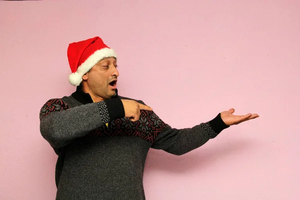 Latino Homme Adulte Avec Chapeau Pull Noël Est Heureux Excité — Photo