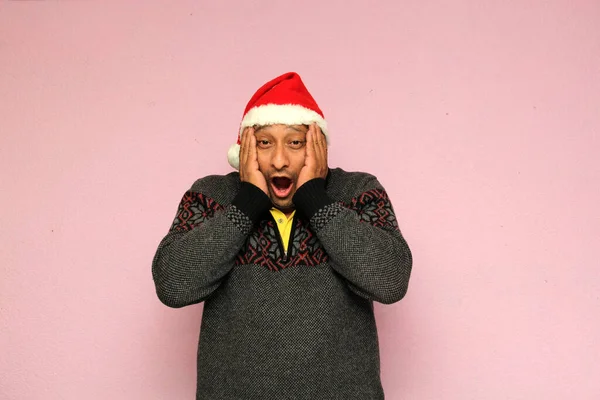 Latino Uomo Adulto Con Cappello Maglione Natale Felice Eccitato Arrivo — Foto Stock