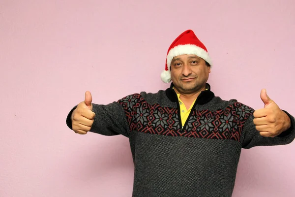 Latino Erwachsener Mann Mit Weihnachtsmütze Und Pullover Freut Sich Über — Stockfoto