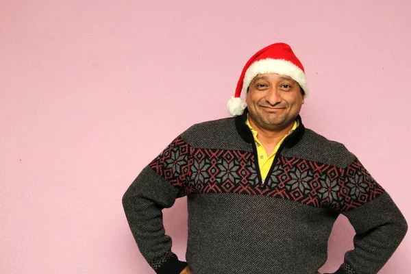 Homem Adulto Latino Com Chapéu Natal Suéter Está Feliz Animado — Fotografia de Stock