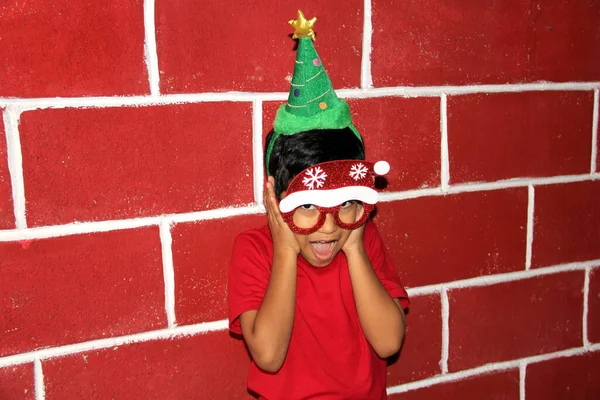 Menino Latino Com Chapéu Óculos Natal Está Feliz Animado Com — Fotografia de Stock