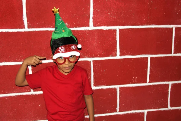 Menino Latino Com Chapéu Óculos Natal Está Feliz Animado Com — Fotografia de Stock