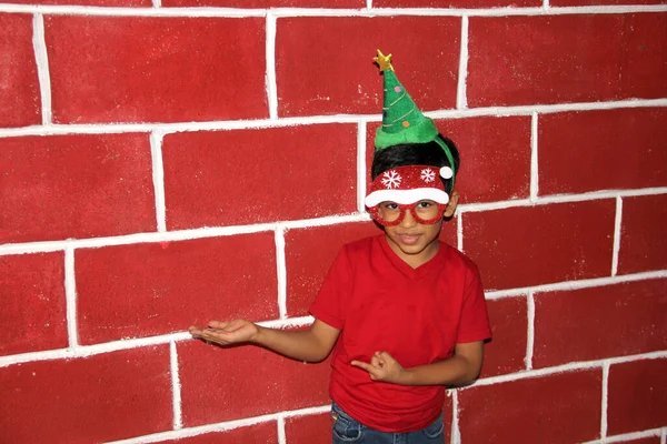 Menino Latino Com Chapéu Óculos Natal Está Feliz Animado Com — Fotografia de Stock