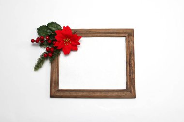 Fotoğraf çerçevesi Noel mesajı için Noel duası olarak çiçek, değnek ve çarkıfelek ile çevrili.