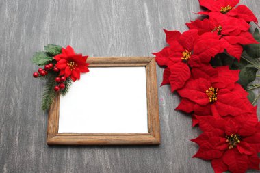 Fotoğraf çerçevesi Noel mesajı için Noel duası olarak çiçek, değnek ve çarkıfelek ile çevrili.