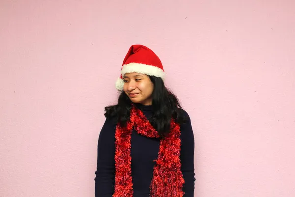 모자를 아메리카 소녀는 크리스마스를 축하하며 행복해 — 스톡 사진