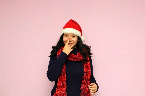 Latin Tinédzser Lány Mikulás Kalap Boldog Izgatott December Érkezés Ünnepli — Stock Fotó