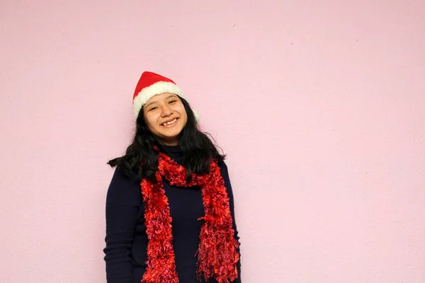 Latin Tinédzser Lány Mikulás Kalap Boldog Izgatott December Érkezés Ünnepli — Stock Fotó