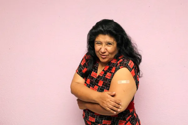 양성인 라이나 여성은 코로나 바이러스 유행성 전염병에 새로운 정상적 19에대한 — 스톡 사진