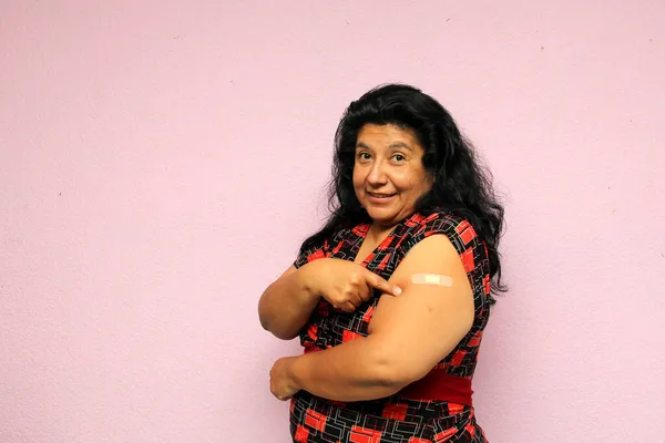 Körperlich Positive Übergewichtige Erwachsene Frau Aus Laina Zeigt Ihren Kürzlich — Stockfoto