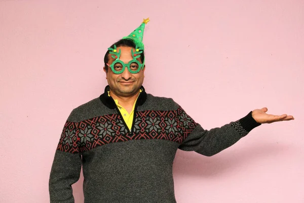 Homem Adulto Latino Com Chapéu Natal Óculos Suéter Mostra Seu — Fotografia de Stock