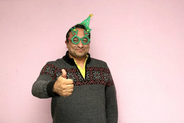 Латиноамериканський Дорослий Чоловік Різдвяним Капелюхом Окулярами Светром Показує Свій Ентузіазм — стокове фото
