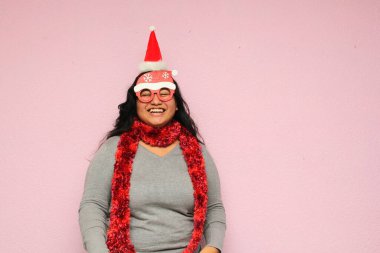 Genç vücut, Noel şapkası ve gözlüklü şişman Latin kadın Aralık 'ın gelişine ve Noel' i kutlamaya olan hevesini gösteriyor.