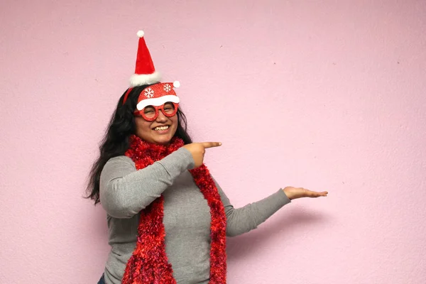 Young Body Positive Fat Latina Woman Christmas Hat Glasses Shows — Stock Photo, Image