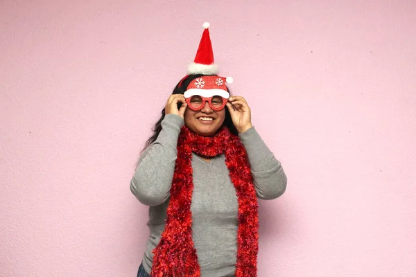 Fiatal Test Pozitív Kövér Latin Karácsonyi Kalap Szemüveg Mutatja Lelkesedését — Stock Fotó