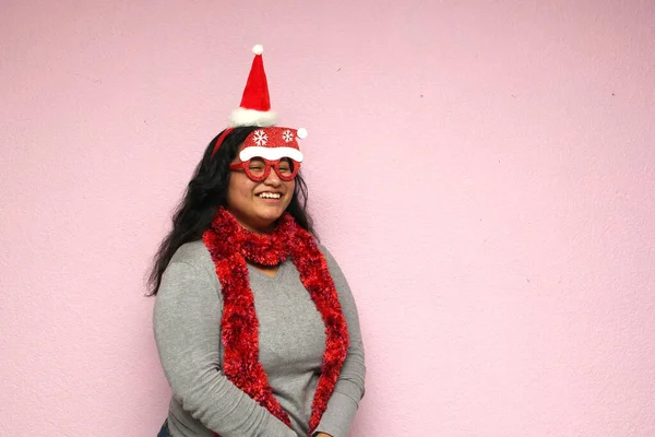 Fiatal Test Pozitív Kövér Latin Karácsonyi Kalap Szemüveg Mutatja Lelkesedését — Stock Fotó