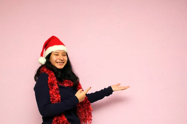 Fiatal Tinédzser Télapó Kalap Mutatja Lelkesedését Érkezése December Ünnepelni Karácsony — Stock Fotó
