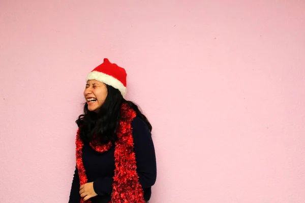 Fiatal Tinédzser Télapó Kalap Mutatja Lelkesedését Érkezése December Ünnepelni Karácsony — Stock Fotó