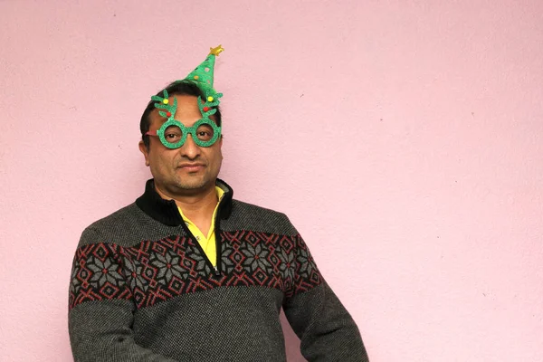 Homem Adulto Latino Com Chapéu Natal Óculos Mostra Seu Desgosto — Fotografia de Stock