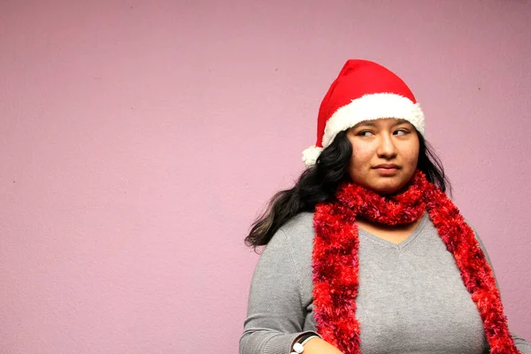 Fiatal Kövér Túlsúlyos Test Pozitív Latin Karácsonyi Kalap Mutatja Apátia — Stock Fotó