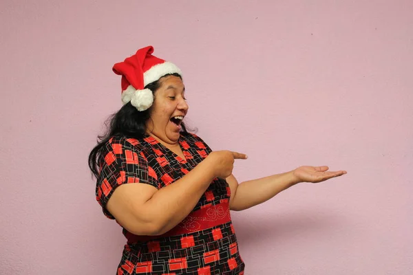 Kövér Latin Felnőtt Túlsúlyos Testalkat Mikulás Kalap Mutatja Lelkesedését Érkezése — Stock Fotó