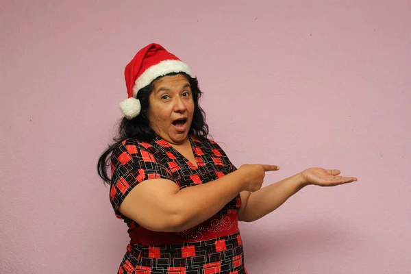 Dicke Erwachsene Frau Mit Übergewichtigem Körper Auf Weihnachtsmütze Zeigt Ihre — Stockfoto