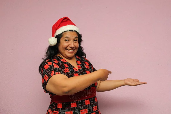 Kövér Latin Felnőtt Túlsúlyos Testalkat Mikulás Kalap Mutatja Lelkesedését Érkezése — Stock Fotó