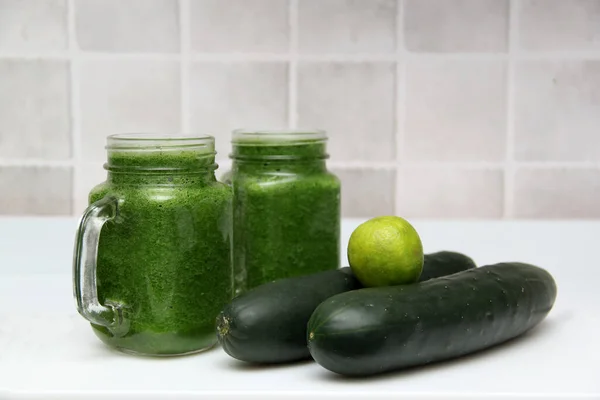 Zumo Verde Hecho Verduras Como Pepino Limón Espinacas Acelgas Apio —  Fotos de Stock