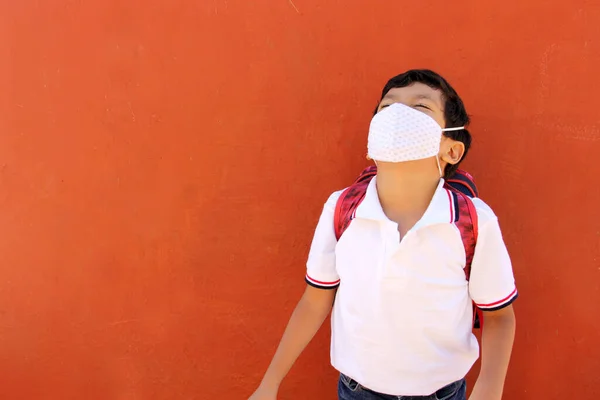Latino Αγόρι Στολή Πουκάμισο Σακίδιο Και Μάσκα Πίσω Στο Σχολείο — Φωτογραφία Αρχείου
