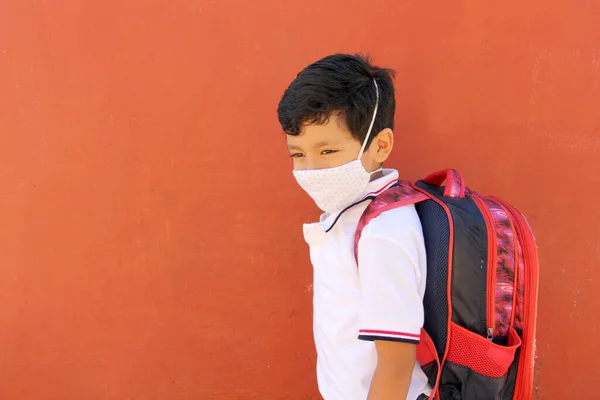 Niño Latino Con Camisa Uniforme Mochila Máscara Vuelta Escuela Feliz —  Fotos de Stock